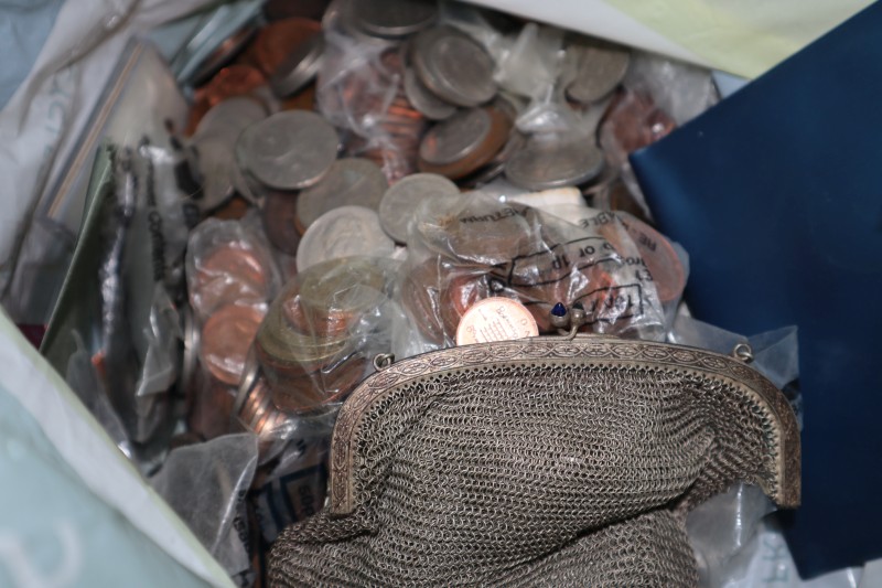 A group of minor collectors and base metal coins, banknotes and medallions